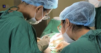 Người đàn ông bị thanh sắt rơi từ trên cao trúng mặt nguy kịch