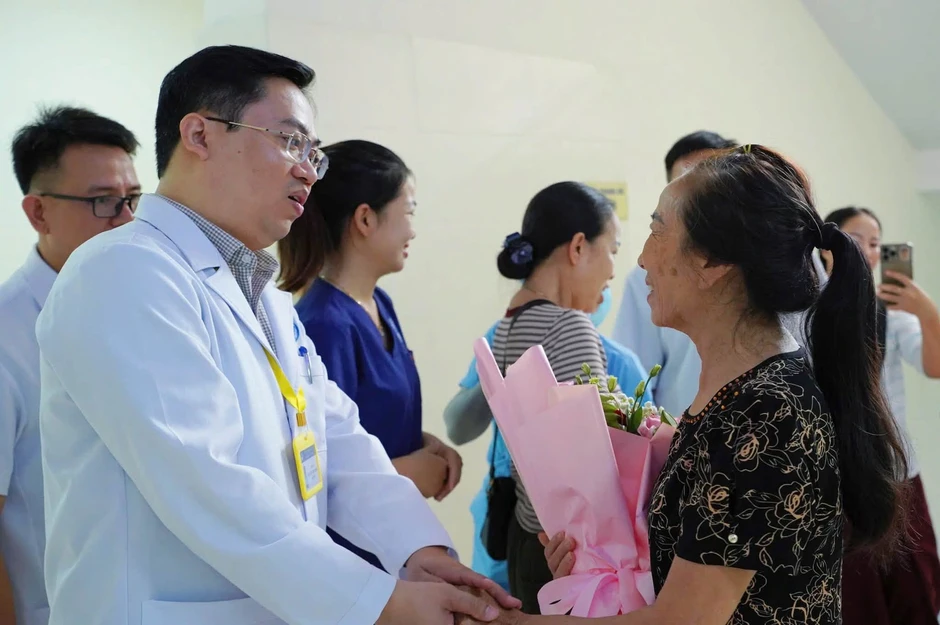 Người đàn ông bị vỡ kén khí phổi được phẫu thuật nội soi thành công