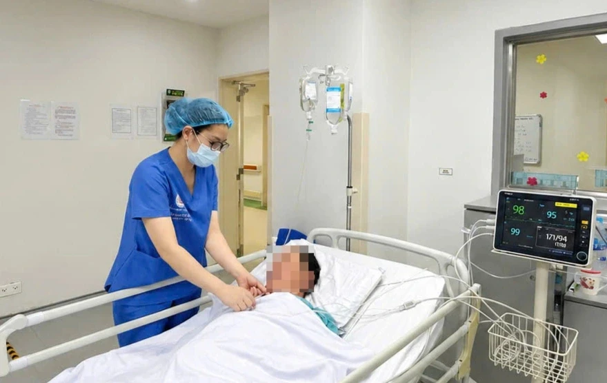 Người đàn ông cấp cứu sau khi uống mật cá trắm để “bổ gan” Người đàn ông cấp cứu sau khi uống mật cá trắm để “bổ gan”