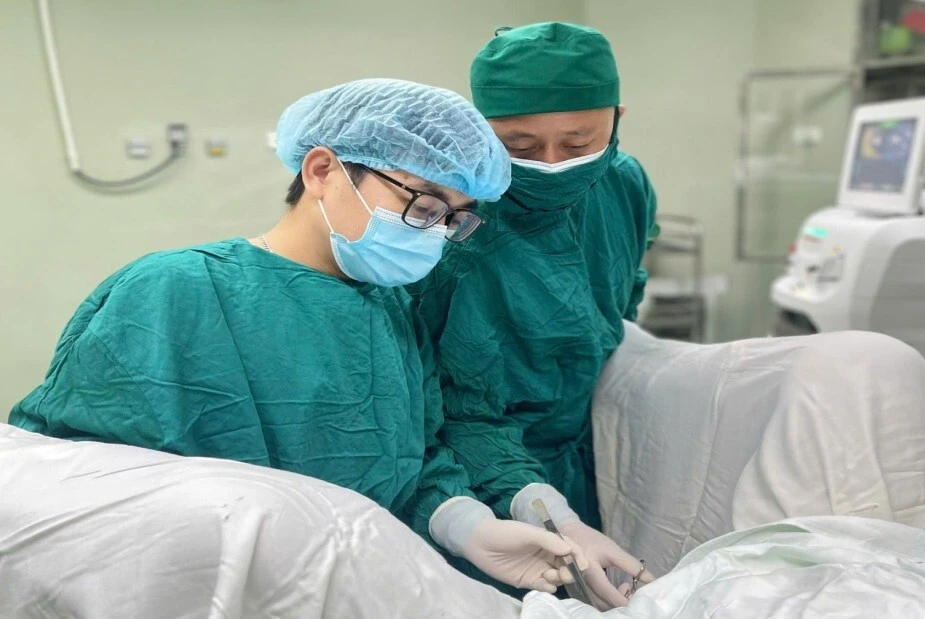 Người đàn ông gặp tai nạn hi hữu ở vùng kín khi cho lợn ăn Người đàn ông gặp tai nạn hi hữu ở vùng kín khi cho lợn ăn