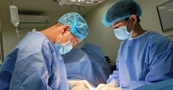 Người đàn ông Lào cầu cứu bác sĩ sau mũi tiêm "tăng kích thước"