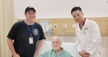 Người đàn ông Mỹ bay nửa vòng trái đất sang Việt Nam thay khớp gối
