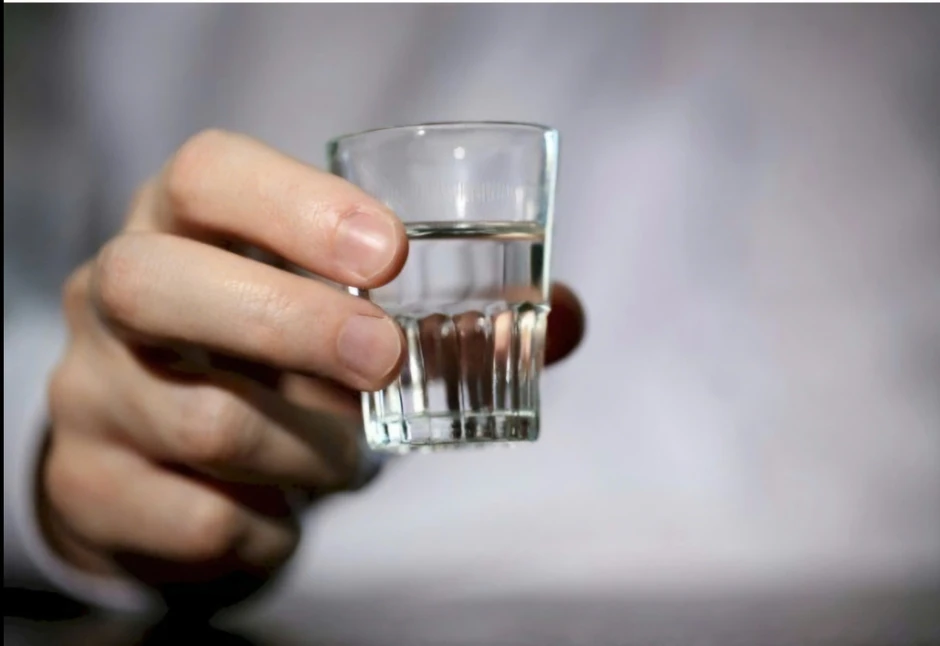 Người đàn ông ngưng tim khi uống rượu, bác sĩ cảnh báo về ngộ độc methanol Người đàn ông ngưng tim khi uống rượu, bác sĩ cảnh báo về ngộ độc methanol