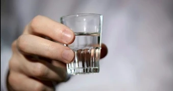 Người đàn ông ngưng tim khi uống rượu, bác sĩ cảnh báo về ngộ độc methanol