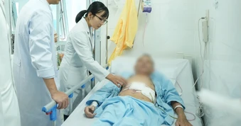 Người đàn ông ngưng tim trên bàn mổ hồi phục kỳ diệu sau 3 tháng điều trị