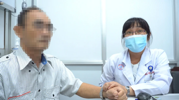Người đàn ông nhiều lần rửa phổi vì căn bệnh hiếm gặp, chỉ vài ca trên triệu dân Người đàn ông nhiều lần rửa phổi vì căn bệnh hiếm gặp, chỉ vài ca trên triệu dân