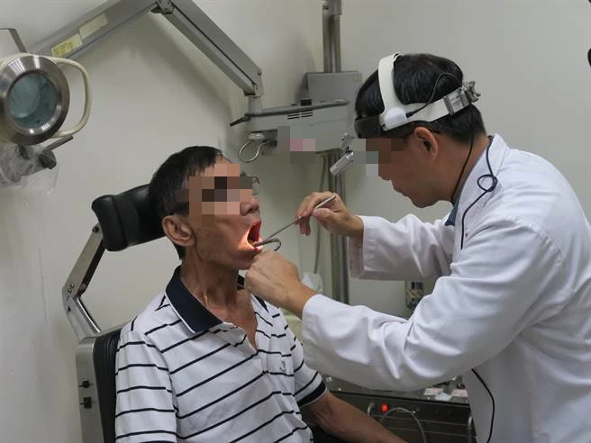 Người đàn ông phát hiện mắc 4 loại ung thư cùng lúc khi khám đau họng, bác sĩ thở dài: "Bỏ ngay 3 việc dù thích mấy"