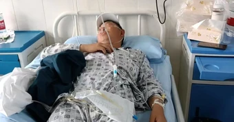 Người đàn ông phát hiện mắc 4 loại ung thư cùng lúc khi khám đau họng, bác sĩ thở dài: "Bỏ ngay 3 việc dù thích mấy"
