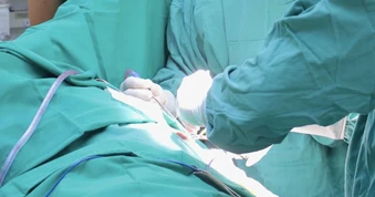 Người đàn ông suýt chết vì... một nốt mụn nhọt