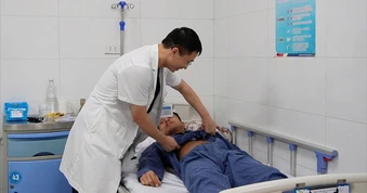 Người đàn ông suýt hoại tử ruột sau nhiều lần tập gập bụng