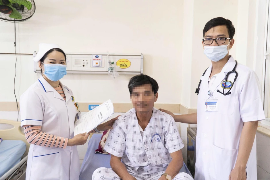 Người đàn ông suýt phải cắt chân vì cục máu đông, được cứu trong 'giờ vàng' Người đàn ông suýt phải cắt chân vì cục máu đông, được cứu trong 'giờ vàng'