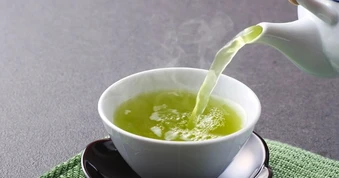 Người đàn ông thận dày đặc sỏi vì cách uống trà này