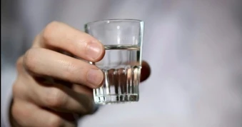 Người đàn ông trẻ ngưng tim khi uống rượu, bác sĩ cảnh báo về ngộ độc methanol