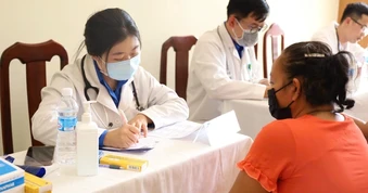 Người dân tại xã, phường an toàn khu làm gì để nhận được thẻ BHYT miễn phí?