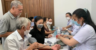 Người dân TP.HCM nô nức đi khám bệnh miễn phí trong Ngày Sức khỏe toàn dân