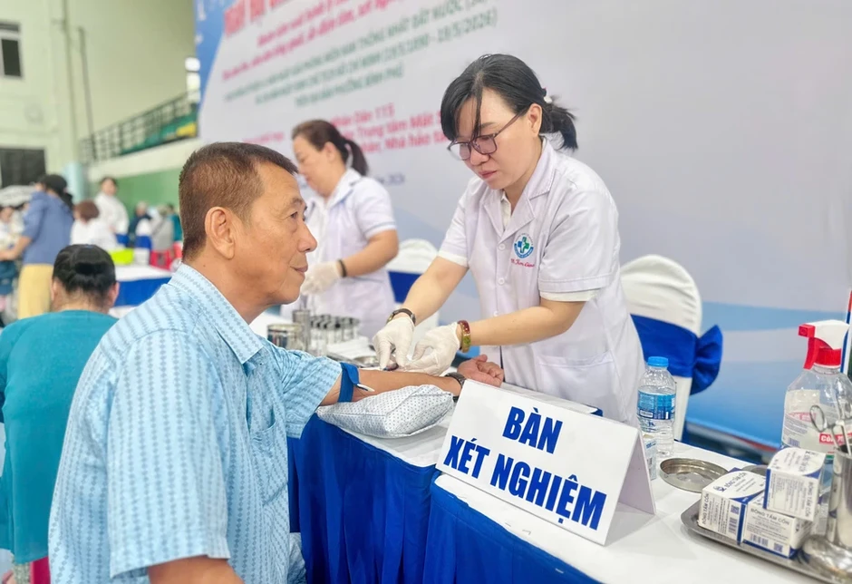 Người dân TP.HCM vui mừng vì được khám sức khỏe miễn phí tận nhà Người dân TP.HCM vui mừng vì được khám sức khỏe miễn phí tận nhà