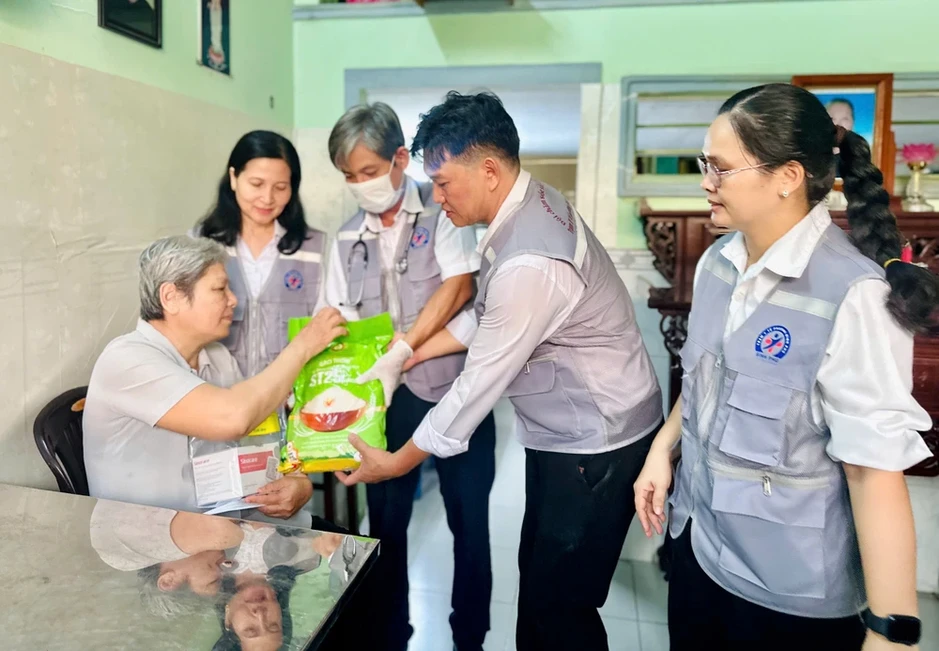 Người dân TP.HCM vui mừng vì được khám sức khỏe miễn phí tận nhà Người dân TP.HCM vui mừng vì được khám sức khỏe miễn phí tận nhà