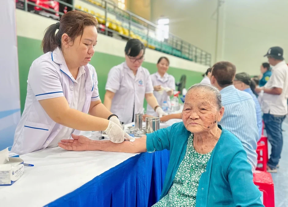 Người dân TP.HCM vui mừng vì được khám sức khỏe miễn phí tận nhà Người dân TP.HCM vui mừng vì được khám sức khỏe miễn phí tận nhà