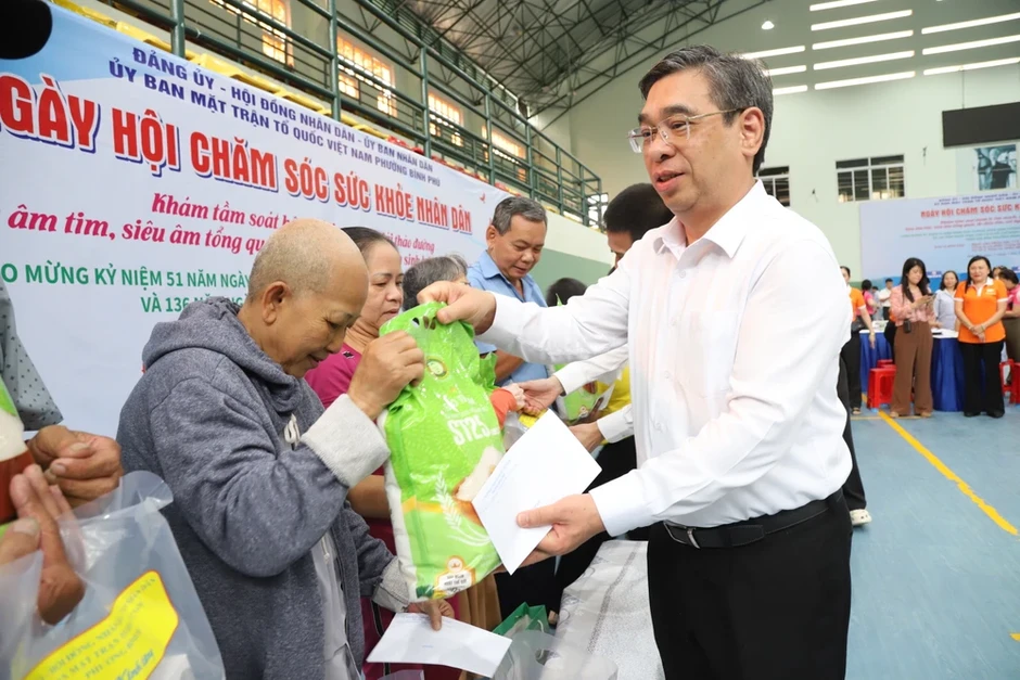 Người dân TP.HCM vui mừng vì được khám sức khỏe miễn phí tận nhà Người dân TP.HCM vui mừng vì được khám sức khỏe miễn phí tận nhà