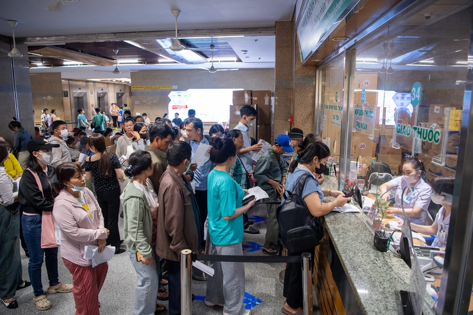 Người dân vất vả khi khám BHYT, Bệnh viện Đại học Y dược TPHCM nói gì? Người dân vất vả khi khám BHYT, Bệnh viện Đại học Y dược TPHCM nói gì?
