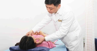 Người đi tìm “chỗ đứng” cho y học cổ truyền trong bệnh viện công nghệ cao