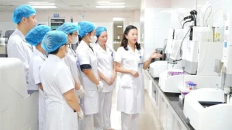 Người “đọc” sự sống phía sau lâm sàng