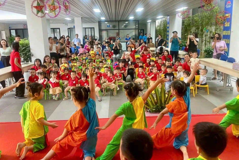 Người già Hà Nội làm đèn lồng, xem múa lân ở “nhà dưỡng lão” ban ngày Người già Hà Nội làm đèn lồng, xem múa lân ở “nhà dưỡng lão” ban ngày