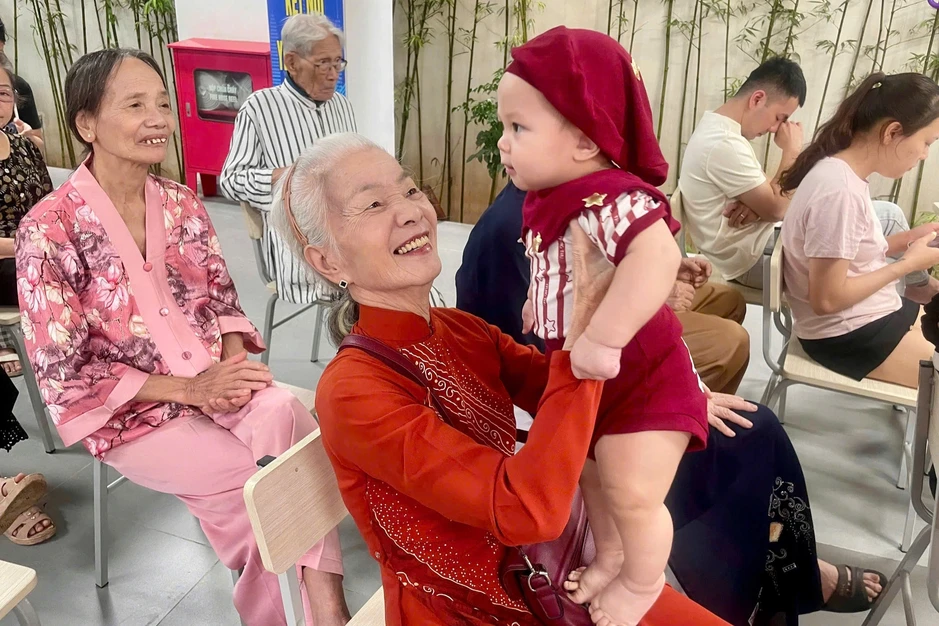 Người già Hà Nội làm đèn lồng, xem múa lân ở “nhà dưỡng lão” ban ngày Người già Hà Nội làm đèn lồng, xem múa lân ở “nhà dưỡng lão” ban ngày
