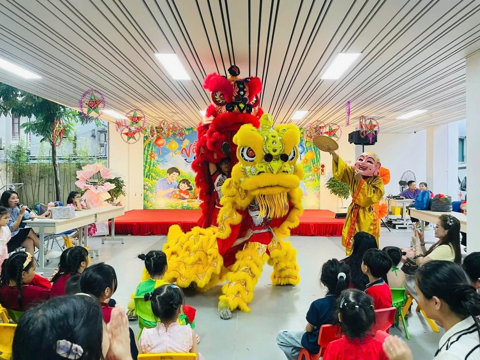 Người già Hà Nội làm đèn lồng, xem múa lân ở “nhà dưỡng lão” ban ngày Người già Hà Nội làm đèn lồng, xem múa lân ở “nhà dưỡng lão” ban ngày