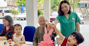 Người già Hà Nội làm đèn lồng, xem múa lân ở “nhà dưỡng lão” ban ngày