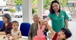 Người già Hà Nội làm đèn lồng, xem múa lân ở “nhà dưỡng lão” ban ngày