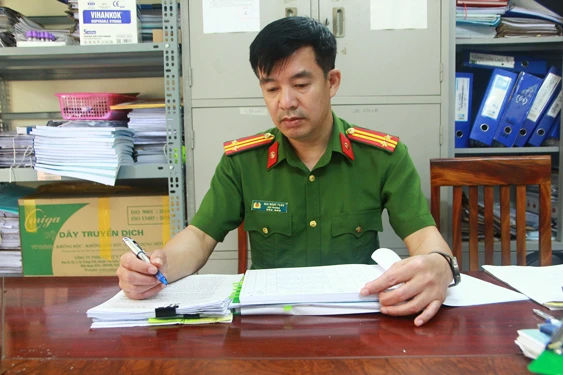 Người giữ "nhịp thở" sau song sắt Người giữ "nhịp thở" sau song sắt