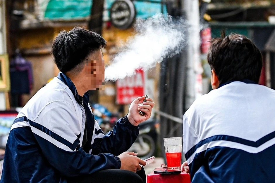 Người hút thuốc lá điện tử đối mặt mức phạt tới 5 triệu đồng Người hút thuốc lá điện tử đối mặt mức phạt tới 5 triệu đồng