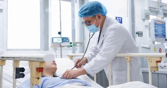 Người mẹ 23 tuổi mắc sốt xuất huyết biến chứng nguy kịch khi vừa sinh con