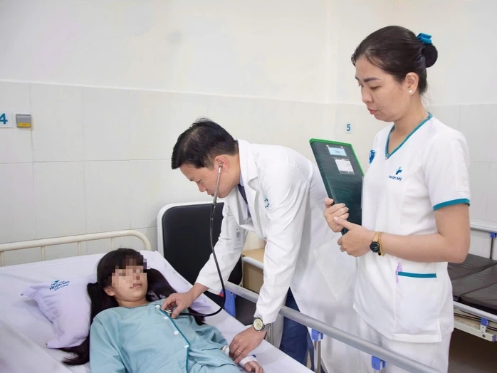 Người mẹ nghèo xúc động cảm ơn bệnh viện cứu sống con gái mình Người mẹ nghèo xúc động cảm ơn bệnh viện cứu sống con gái mình