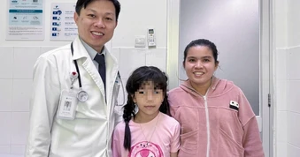 Người mẹ nghèo xúc động cảm ơn bệnh viện cứu sống con gái mình