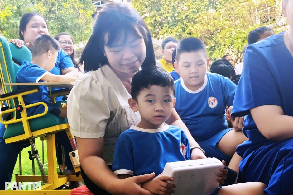 Người mẹ sinh con 7 năm không biết nói: "Con có ngôn ngữ riêng của tâm hồn" Người mẹ sinh con 7 năm không biết nói: "Con có ngôn ngữ riêng của tâm hồn"