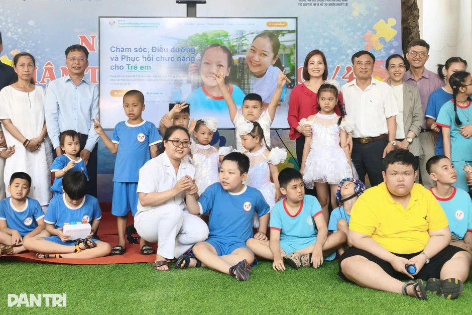 Người mẹ sinh con 7 năm không biết nói: "Con có ngôn ngữ riêng của tâm hồn" Người mẹ sinh con 7 năm không biết nói: "Con có ngôn ngữ riêng của tâm hồn"