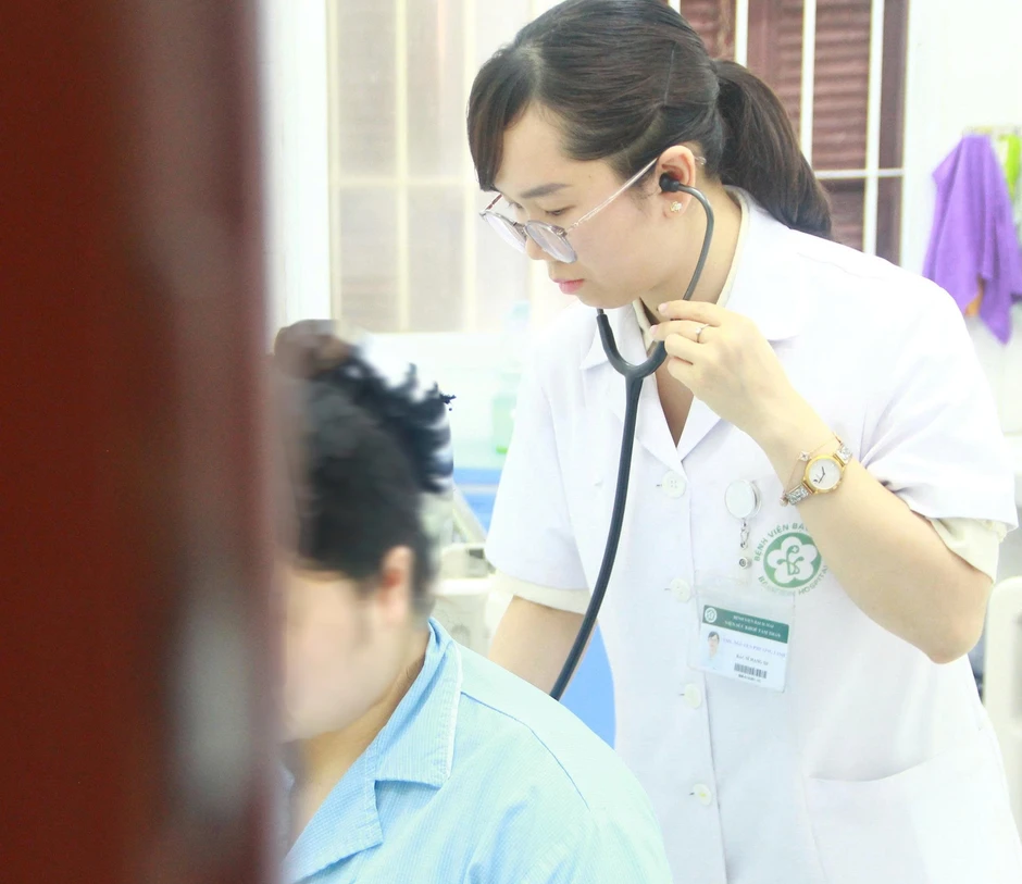 Người mẹ trẻ ôm con ra ban công sau nhiều tuần trầm cảm sau sinh Người mẹ trẻ ôm con ra ban công sau nhiều tuần trầm cảm sau sinh