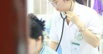 Người mẹ trẻ ôm con ra ban công sau nhiều tuần trầm cảm sau sinh