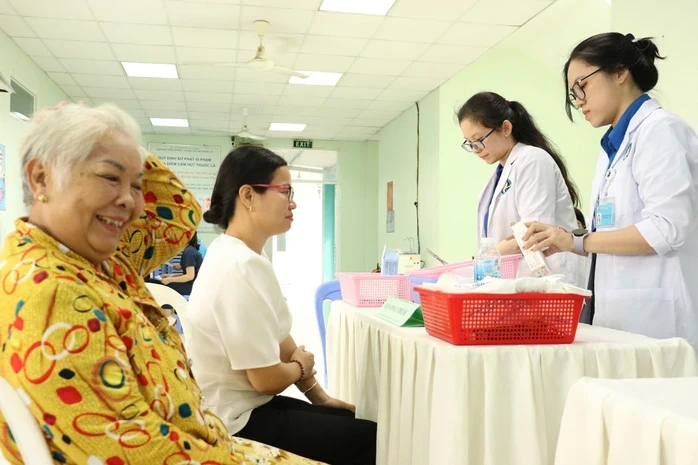 Người bệnh BHYT mua thuốc bên ngoài, bệnh viện bị trừ tiền Người bệnh BHYT mua thuốc bên ngoài, bệnh viện bị trừ tiền