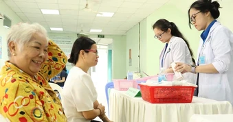 Người&nbsp;bệnh BHYT mua thuốc bên ngoài, bệnh viện bị trừ tiền
