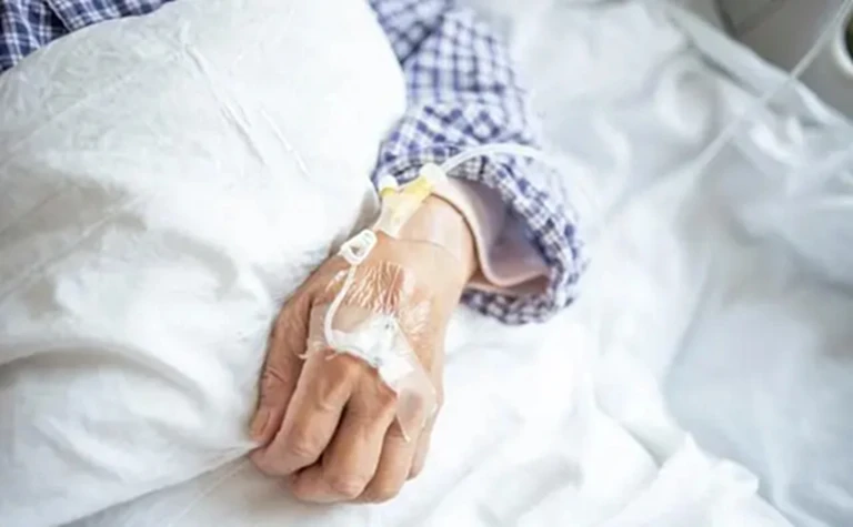 Người phụ nữ 41 tuổi qua đời vì suy thận, bác sĩ lắc đầu: Khát khô cổ còn hơn uống 2 loại nước này Người phụ nữ 41 tuổi qua đời vì suy thận, bác sĩ lắc đầu: Khát khô cổ còn hơn uống 2 loại nước này