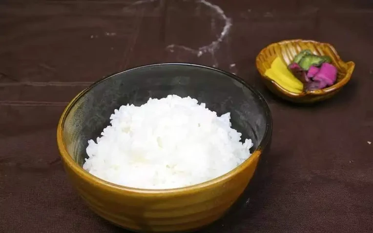 Người phụ nữ 51 tuổi ngày nào cũng chỉ ăn rau và không ăn cơm, cơ thể bà đã có những thay đổi gì sau 3 tháng? Người phụ nữ 51 tuổi ngày nào cũng chỉ ăn rau và không ăn cơm, cơ thể bà đã có những thay đổi gì sau 3 tháng?