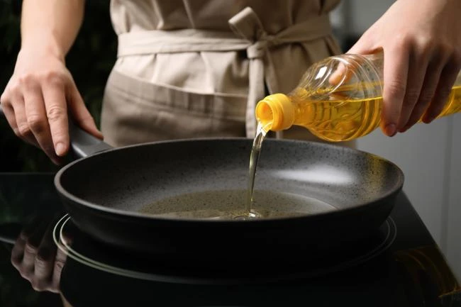 Người phụ nữ 55 tuổi kiên trì tự nấu ăn bằng 1 loại dầu đặc biệt, 3 tháng sức khỏe thay đổi rõ rệt Người phụ nữ 55 tuổi kiên trì tự nấu ăn bằng 1 loại dầu đặc biệt, 3 tháng sức khỏe thay đổi rõ rệt