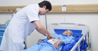 Người phụ nữ có 2 khối u hiếm gặp, bên trong chứa búi tóc