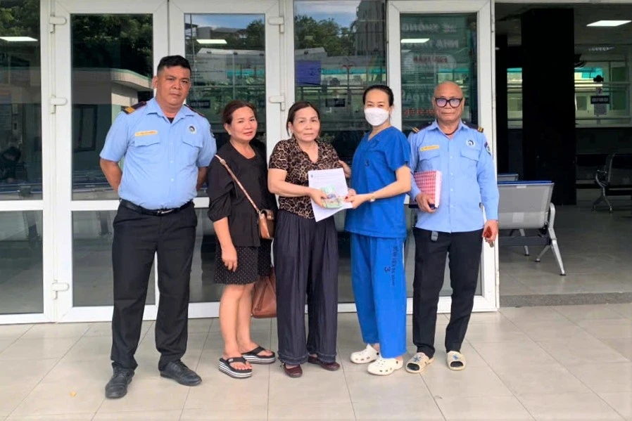 Người phụ nữ đánh rơi bọc giấy chứa tiền chữa bệnh cho mẹ Người phụ nữ đánh rơi bọc giấy chứa tiền chữa bệnh cho mẹ