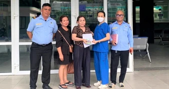 Người phụ nữ đánh rơi bọc giấy chứa tiền chữa bệnh cho mẹ