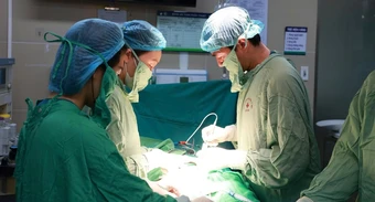 Người phụ nữ Lào vượt nghìn cây số sang Hà Nội mổ u xơ phức tạp
