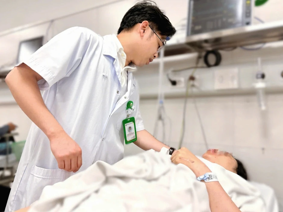 Người phụ nữ mắc kẹt dưới gầm xe buýt bị gãy xương